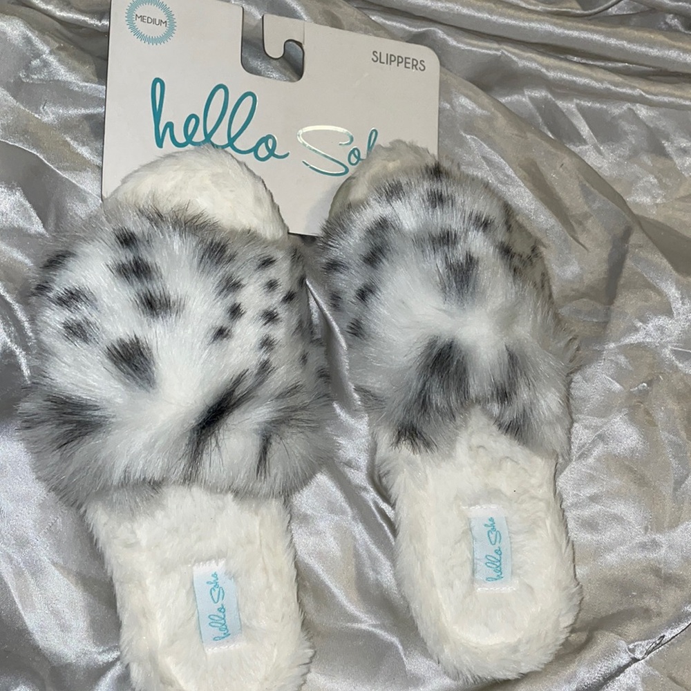 NWT Hello soho 6.5/7.5 furry slippers